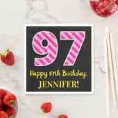 おもしろいストライプピンク色の誕生日"97"; Happy 97 スタンダードランチョンナプキン (インサイチュ)