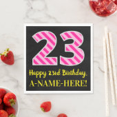 おもしろいストライプピンク誕生日"23"、Happy 23"、名前 スタンダードランチョンナプキン (インサイチュ)