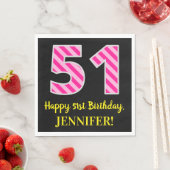 おもしろいストライプピンク誕生日"51"、Happy 51 スタンダードランチョンナプキン (インサイチュ)