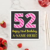おもしろいストライプピンク誕生日"52"、Happy 52"、名前 スタンダードランチョンナプキン (インサイチュ)