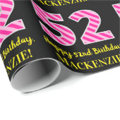 おもしろいストライプピンク誕生日"52"、Happy 52"、名前 ラッピングペーパー (ロールコーナー)