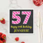 おもしろいストライプピンク誕生日"57"、Happy 57 スタンダードランチョンナプキン (インサイチュ)