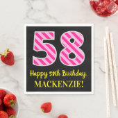 おもしろいストライプピンク誕生日"58"、Happy 58"、名前 スタンダードランチョンナプキン (インサイチュ)