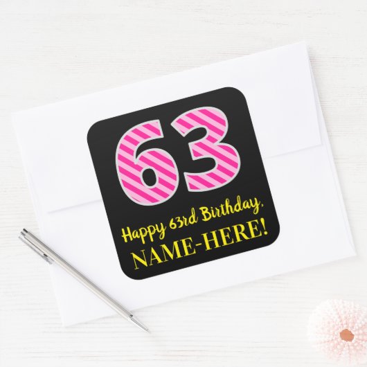 おもしろいストライプピンク誕生日"63"：ハッピー63 スクエアシール (封筒)