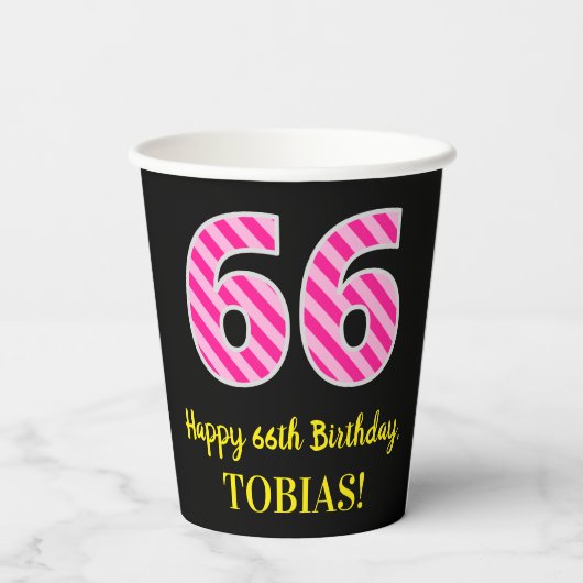 おもしろいストライプピンク誕生日"66"：ハッピー66+名前 紙コップ (裏面)