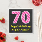 おもしろいストライプピンク誕生日"70"; Happy 70 スタンダードランチョンナプキン (インサイチュ)