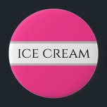 おもしろいストロベリーアイスクリームピンク白ストライプ色ボタン 缶バッジ<br><div class="desc">このおもしろいデザインは白い広いモダン中央のフォントの中でクリーンな黒いデザインを特徴としストライプて、明るいピンク色の背景にピンストライプが浮き上がっ書て、ICE CREAMが全体に広がる。この文字はパーソナライズされた、</div>