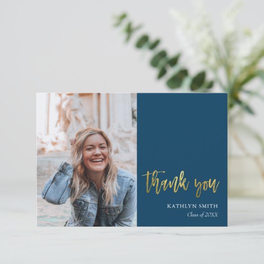 おもしろいスモダンクリプト青シンプルい写真卒業 サンキューカード (スタンド正面)