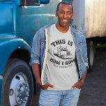 おもしろいセミトラックの運転私の転がカスタム Tシャツ<br><div class="desc">このおもしろいセミトラックドライバー用tシャツは、フレーズの中に黄色のダンプトラックを備え笑わされるてい転がる。ユーモアカッコいいが好きな18輪車の運転手のための文化のリモダンファレンス。トラクターパーソナライズされたトレーラードライバー用かわいいティーカスタムとその文字。</div>