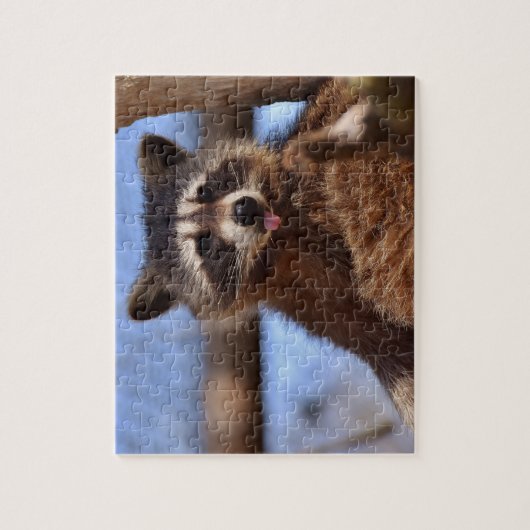 おもしろいタヌキが舌を出して写真を撮る ジグソーパズル (縦)