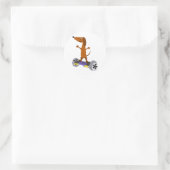 おもしろいダシュント犬オンホーバーボード ラウンドシール (バッグ)