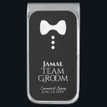 おもしろいチームグルームホワイトタイタキシード結婚ズ シルバー マネークリップ<br><div class="desc">これらのおもしろいマネークリップは、特に行商人、花婿介添人、家族、または結婚式のパーティーの他のメンバーのために設計されている。黒い背景に3つの白いボタンが付いた白い弓タイのおもしろいデザインで、タキシードに似ている。文字読の「チームグルーミング」は、彼の名前を入力する場所と彼のカップルの名結婚前と彼の日付結婚を持つ。彼素晴らしに感謝していは特別な日の一部として。</div>