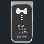 おもしろいチームグルームホワイトタイタキシード結婚ズ シルバー マネークリップ<br><div class="desc">これらのおもしろいマネークリップは、特に行商人、花婿介添人、家族、または結婚式のパーティーの他のメンバーのために設計されている。黒い背景に3つの白いボタンが付いた白い弓タイのおもしろいデザインで、タキシードに似ている。文字読の「チームグルーミング」は、彼の名前を入力する場所と彼のカップルの名結婚前と彼の日付結婚を持つ。彼素晴らしに感謝していは特別な日の一部として。</div>
