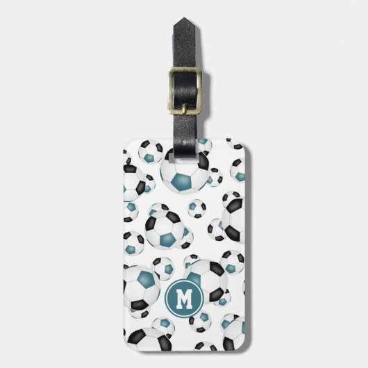 おもしろいティール(緑がかった色)ブラックサッカーボールのパターンモノグラムの ラゲッジタグ (正面縦)