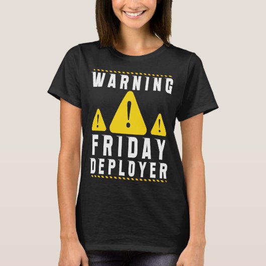 おもしろいテック警告標識金曜デプロイヤー生産 Tシャツ (正面)
