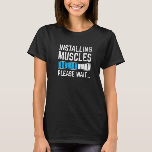 おもしろいトレーニング筋肉のインストールお待ちジムE Tシャツ (正面)
