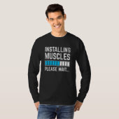 おもしろいトレーニング筋肉のインストールお待ちジムE Tシャツ (正面フル)