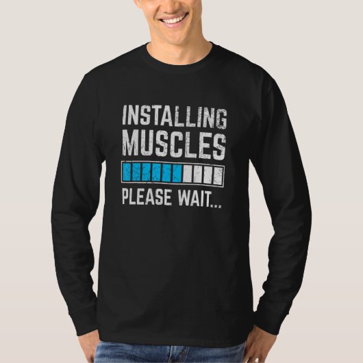 おもしろいトレーニング筋肉のインストールお待ちジムE Tシャツ (正面)