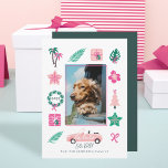 おもしろいトロピカルクリスマス転がレットコンバーチブル写真 シーズンカード<br><div class="desc">フェスティバル祝の休日のシーズンと我々のおもしろいトロピカル、フェスティバルとカラフルの休日のフォトカード。私たちのフェスティバル熱帯デザイン独身のは、カードの中央に写真を表示する独自のおもしろい家族の写真。写真は、ピンクのコンバーチブル、パームリース、ライト付きのヤシの木、現在、熱帯の花の弓など、様々な熱帯のクリスマステーマイラストレーションで囲まれている。a la la and let'sという言葉がピンクの転がコンバーチブルの上に表示される。このおもしろいの話題のガーリークリスマス&会話のホリデーカードに含まれているすべてのアートワークは、Moodothy Paperyによって手書きのオリジナルのアートワークである。</div>