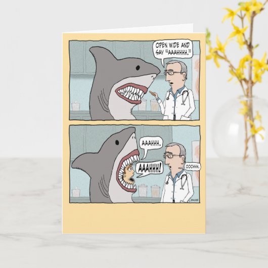 おもしろいドク与えターShark a Checkup誕生日 カード (黄色い花)