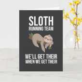 おもしろいナマケモノのランニングチームのカード ユーモア アニマル カード (黄色い花)