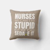 おもしろいナースは愚か者には向かない クッション (裏面)