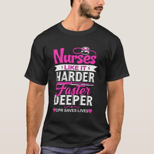 おもしろいナースはCprをより速く深く救する Tシャツ (正面)