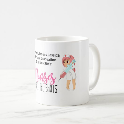 おもしろいナース卒業マグ – ナースはショットを呼ぶ コーヒーマグカップ (正面右)
