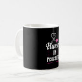 おもしろいナース進行中の看護学校進学ギフト コーヒーマグカップ (正面左)