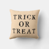 おもしろいハッピーハローウィントリックまたは月とこうもりを扱う クッション (裏面)