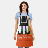 おもしろいハッピーハローウィン魔女の脚パーソナライズされた エプロン (着用した状態)
