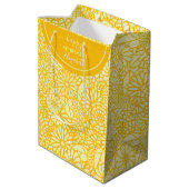 おもしろいハッピーリタイアメントイエローデイジー名前をカスタムする ミディアムペーパーバッグ (裏面アングル)