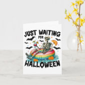 おもしろいハロウィンのスケルトンVを待っ不気味ている カード (黄色い花)
