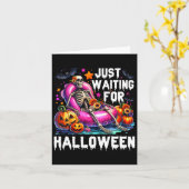 おもしろいハロウィンのスケルトンVを待っ不気味ている カード (黄色い花)