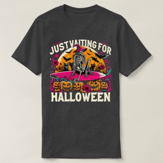 おもしろいハロウィンのスケルトンVを待っ不気味ている Tシャツ (デザイン正面)