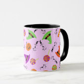 おもしろいハロウィンパターン（の模様が）あるパープル背景マグカップ マグカップ (正面右)