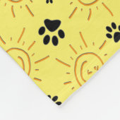 おもしろいハンドがサンシャインを引き、黄色の上に黒い足を乗せる フリースブランケット (角)