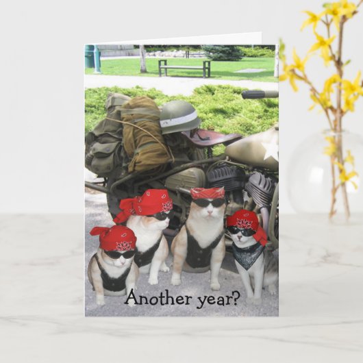 おもしろいバイクもしくは自転車に乗る人猫誕生日 カード (黄色い花)