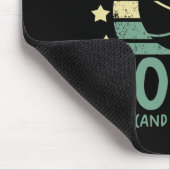 おもしろいバスケットボールの少年たちはゴールとアシストについて活気を呈する マウスパッド (コーナー)