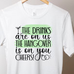 おもしろいバチェロレッテTシャツ Tシャツ<br><div class="desc">飲おもしろいみ物とBacholorette飲みTシャツは私たちの上にあり、二日酔いはあなたにある。新婦がおもしろいの元パーティーに衣服する為のTシャツ。</div>