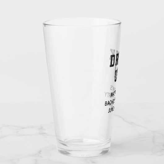 おもしろいバチュラーパーティの好意ビールパイントを飲み干す タンブラーグラス (右)