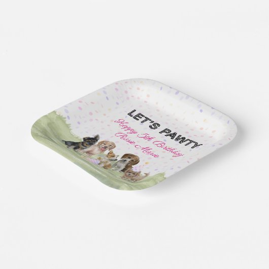おもしろいパーソナライズされたピンクパピードッグ誕生日 ペーパープレート (傾斜あり)