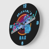おもしろいパーソナライズされたマンケーブバーデンハッピーアワー ラージ壁時計 (傾斜)