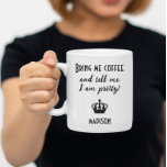 おもしろいパーソナライズされた コーヒーマグカップ<br><div class="desc">デザインスタイリッシュと刻み付けよくはしゃぐのAと魅力的紙のカップモダンと「コーヒーを持って来て、私は今の自分を教えてかわいらしくれ。 このカップは、名前、ブランド、または追加情報で簡単にカスタマイズ可能であり、ユーモアのセンスとtouchを持つすべての大事な行事にとって理想的な選択パーソナライズされたである。</div>
