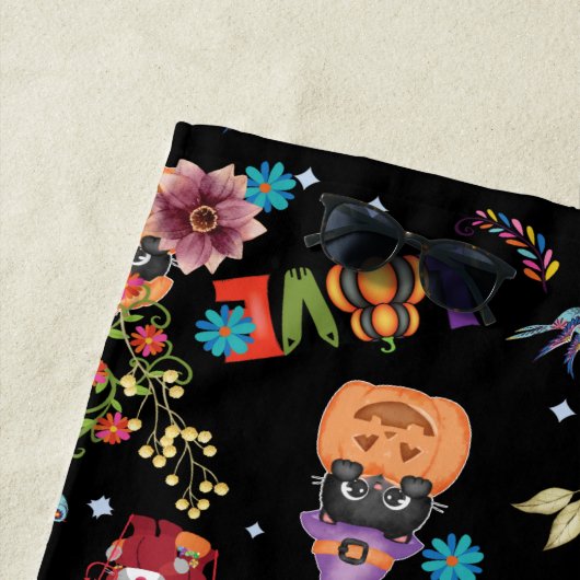 おもしろいパープルハットカトウィーン、かわいいオレンジカボチャ ビーチタオル (インサイチュ)