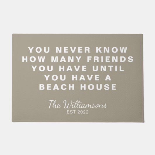 おもしろいビーチハウスフレンズ引用文パーソナライズされたタウペ ドアマット (正面)