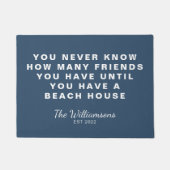 おもしろいビーチハウスフレンズ引用文ブルー ドアマット (正面)