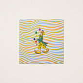 おもしろいピエロがカラフルなボールで遊ぶ (正面)