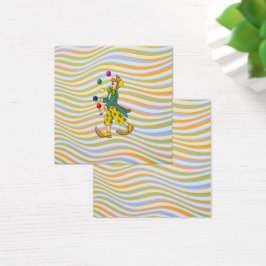 おもしろいピエロがカラフルなボールで遊ぶ