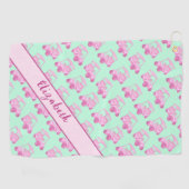 おもしろいピンクとグリーンのゴルフカートパーソナライズされた名 ゴルフタオル (横)